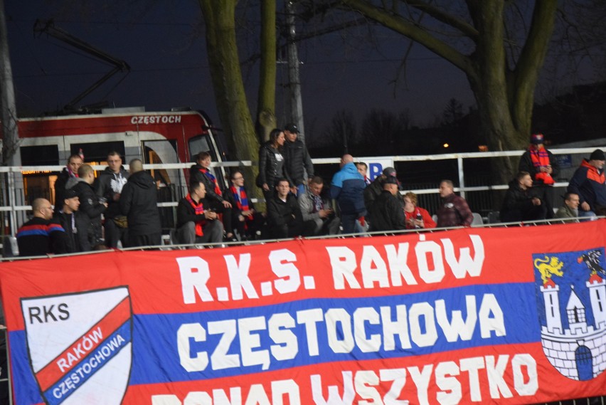 Raków Częstochowa - Garbarnia Kraków 1:0 [ZDJĘCIA KIBICÓW] Tak dopingowali fani lidera