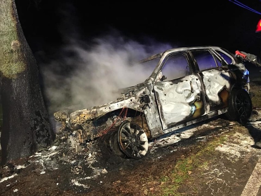 Gmina Słomniki. W sylwestrową noc samochód uderzył w drzewo i stanął w płomieniach