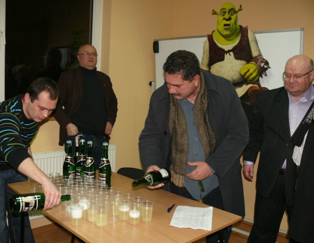 Szampan w sztabie wyborczym Andrzeja Szlęzaka po wygranych po raz trzeci wyborach (Szlezak pierwszy z prawej)