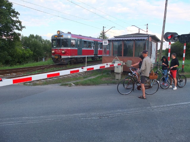 Ruch pociągów ma się odbywać normalnie. utrudnienia czekają pieszych i kierowców.