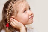 Co oznacza guzek za uchem? Najczęstsze przyczyny powstawania tej zmiany 