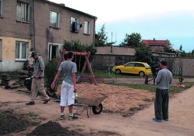 Oprócz nowego chodnika na odnowionym podwórku pojawiły się też nowe nasadzenia