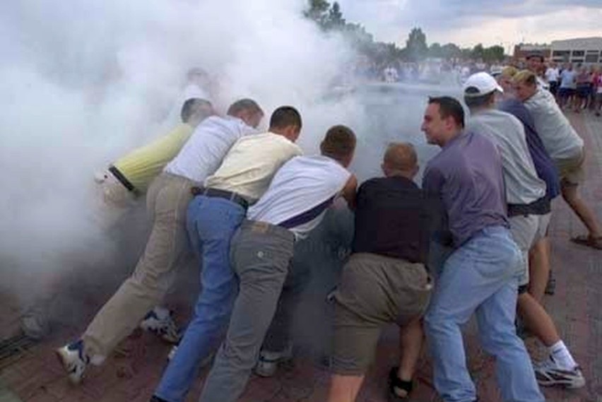 Palenie gumy przed Politechniką Białostocką - 04.08.2002
