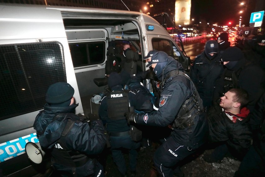 Warszawa: Strajk Kobiet znów na ulicach, interweniowała policja [ZDJĘCIA] [WIDEO] Kilkanaście osób zostało zatrzymanych