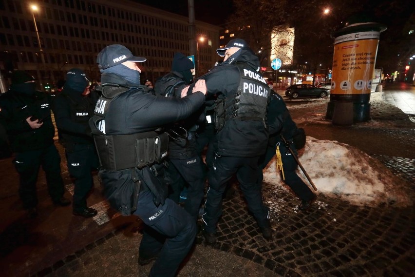 Warszawa: Strajk Kobiet znów na ulicach, interweniowała policja [ZDJĘCIA] [WIDEO] Kilkanaście osób zostało zatrzymanych