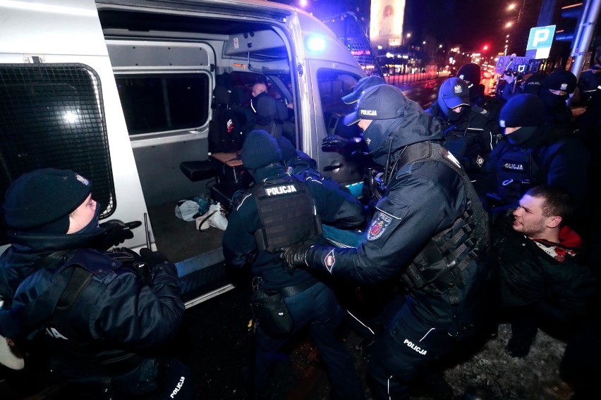 Warszawa: Strajk Kobiet znów na ulicach, interweniowała policja [ZDJĘCIA] [WIDEO] Kilkanaście osób zostało zatrzymanych