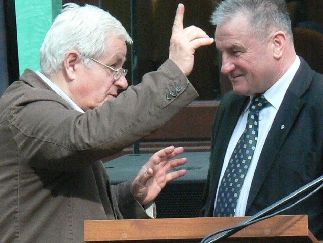 Łukasz Wojciechowski (z lewej) po czterokrotnie dłuższej niż dozwolona przemowie wdał się w dyskusję z przewodniczącym rady miejskiej Andrzejem Dąbrowskim.