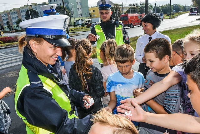 Dzieci z SP nr 46 przy ul. Kombatantów  przeszły szkolenie drogowe z policją. Znają zasady, mają odblaski...