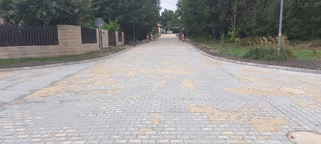 Na ulicy Asnyka została wykonana nawierzchnia z kostki brukowej. To kolejna przebudowana droga na osiedlu za ulicą Polną w Białobrzegach.