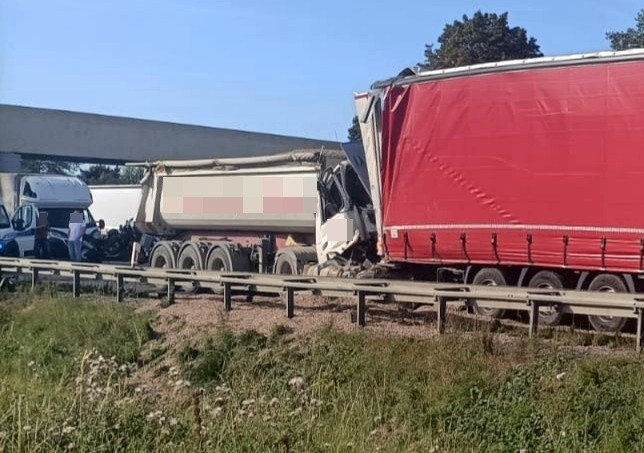 Wypadek z udziałem 2 pojazdów ciężarowych, 1 ofiara...