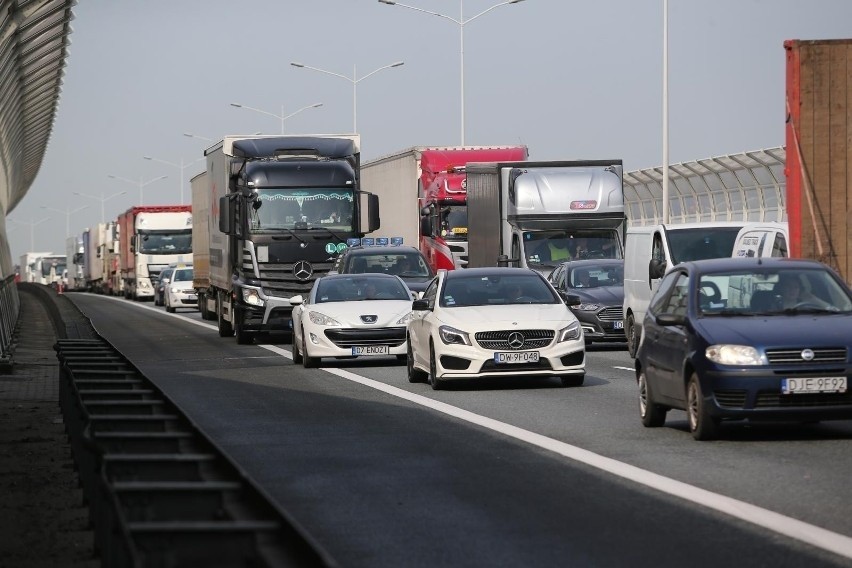 Seria wypadków na drogach we Wrocławiu i okolicy. Korki na autostradzie A4, AOW, DK94 [MAPA]