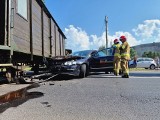 Wypadek na ulicy Lechickiej w Koszalinie. Auto zderzyło się z kolejką wąskotorową [ZDJĘCIA]