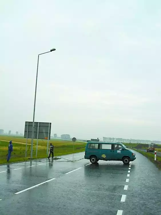 Nowa droga jest już gotowa. Robotnicy sprawdzają tylko, czy wszystko dopięte jest na ostatni guzik, bo jutro przejedzie tędy pierwszy samochód.