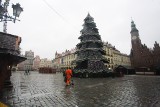 Wrocław zaśmiecony po sylwestrze. Tak wyglądały ulice miasta o poranku w Nowy Rok [ZDJĘCIA]