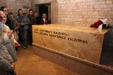 Sarkofag pary prezydenckiej na Wawelu odwiedzają tłumy (zdjęcia)