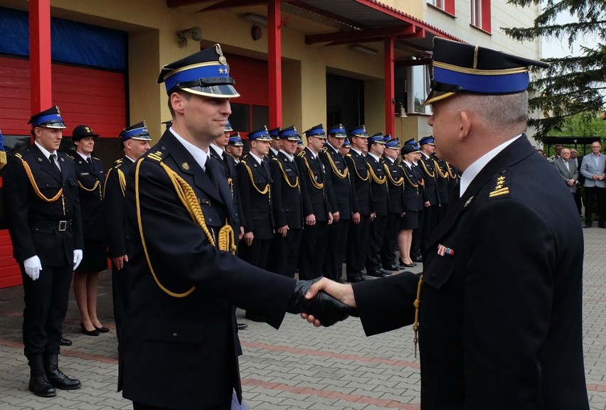 Przed komendą Państwowej Straży Pożarnej w Chojnicach lśniły...