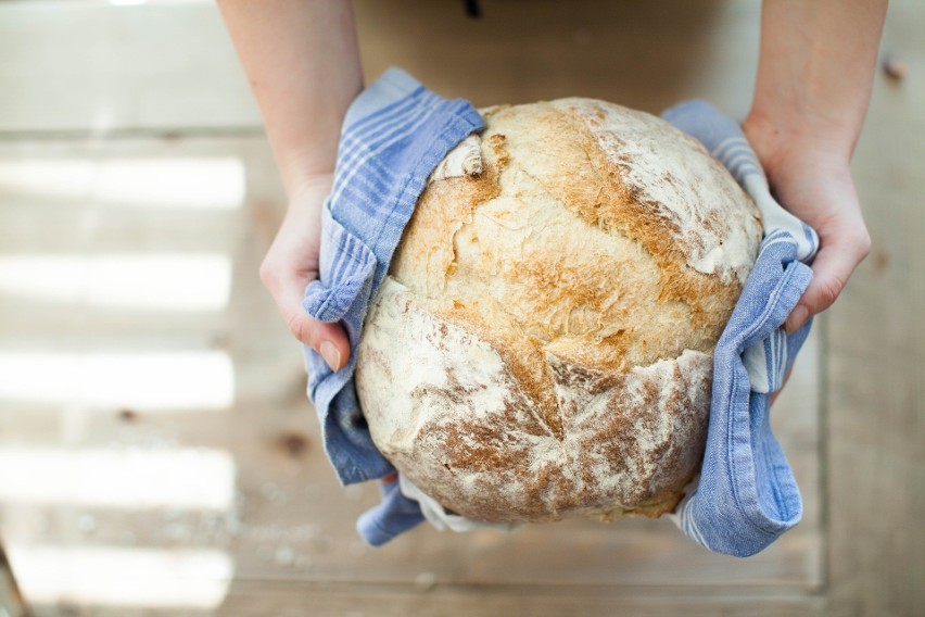Chleb pszenno-żytni - cena za 0,5 kg:...