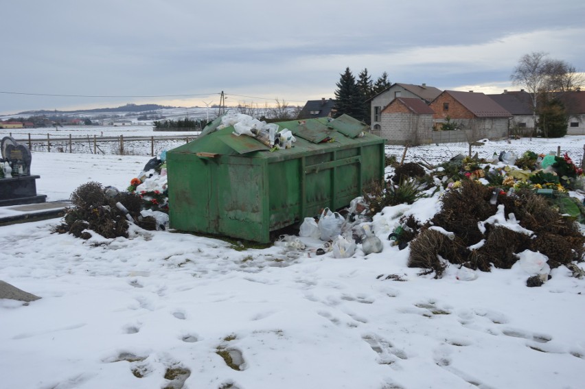 Niegardów. Parafianie skarżą się na śmieci, zalegające na cmentarzu