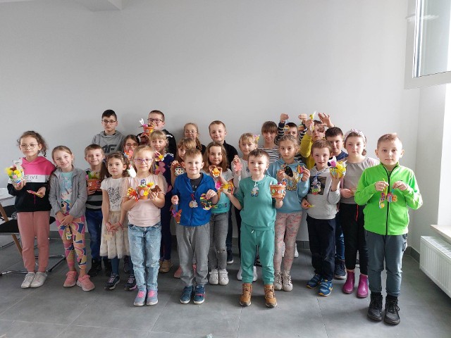 Dzieci z entuzjazmem wzięły udział w pierwszych warsztatach wielkanocnych, które odbyły się w Bibliotece Centrum Kultury w Słupi
