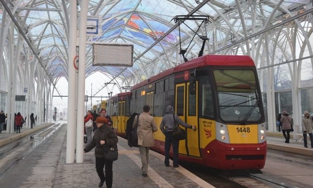 Na środkowym peronie numery tramwajów widać, ale już na skrajnym ich nie ma.