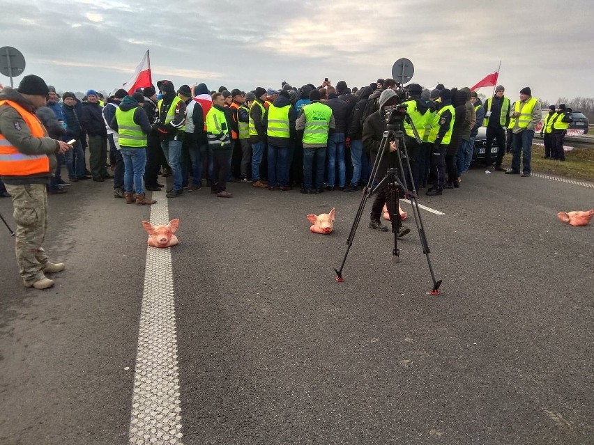 Tak było na A2 w południe.  Na asfalcie zostały ustawione...