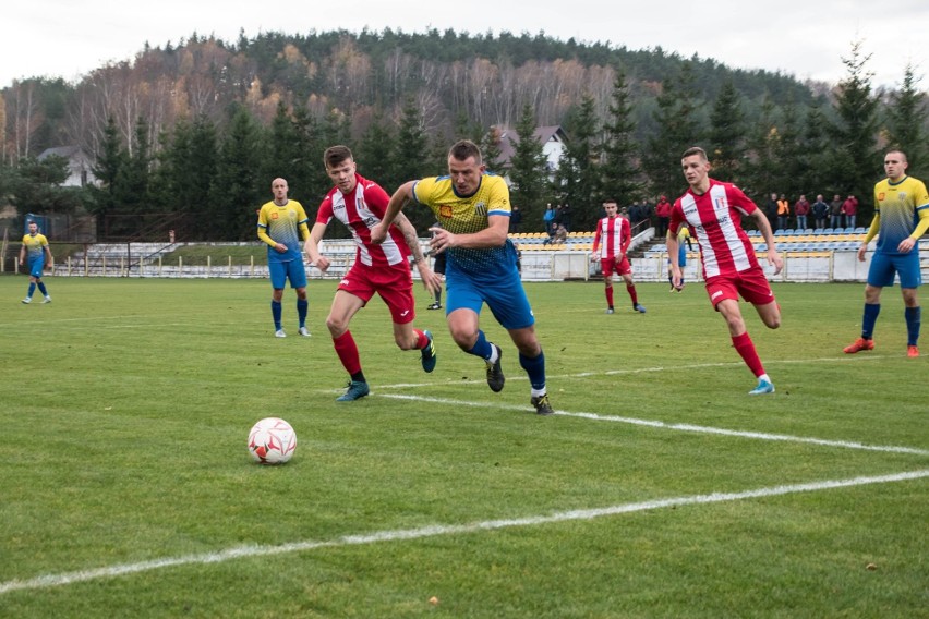 Kulisy czwartoligowego meczu Wiernej Małogoszcz z Neptunem Końskie w obiektywie. Trzy gole Rejowskiego, wygrana gospodarzy 5:1