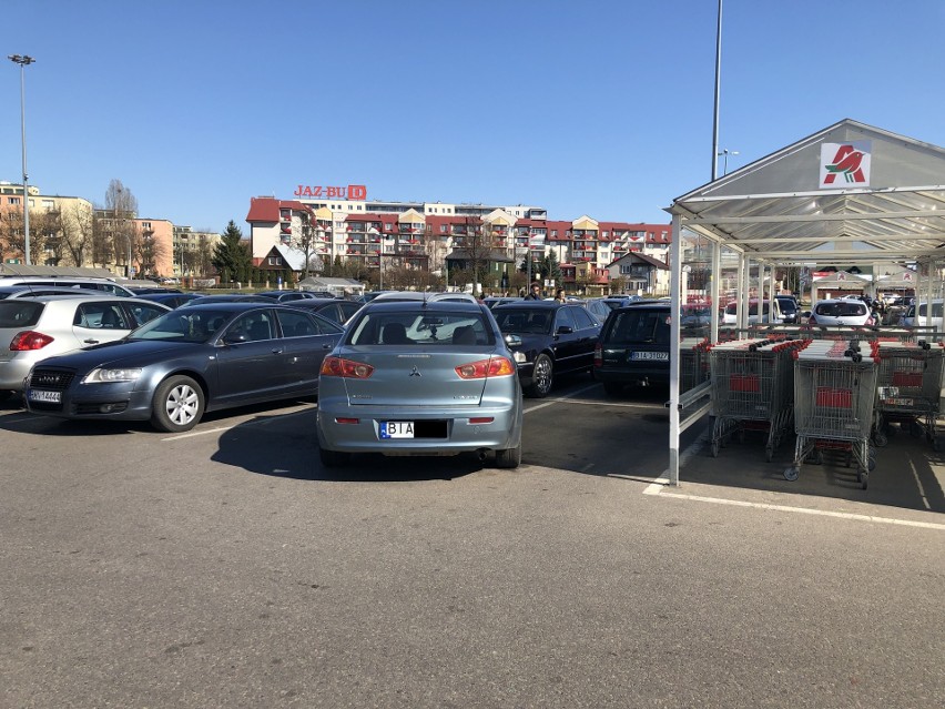 Białystok. Parkowanie na chama. Kierowca mitsubishi zajął dwa miejsca pod Auchan [ZDJĘCIA]