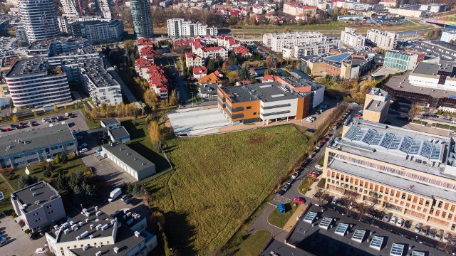 Działka przy UR w Rzeszowie trafiła w ręce dewelopera? Nikt tego oficjalnie nie potwierdza. Ale też nie zaprzecza