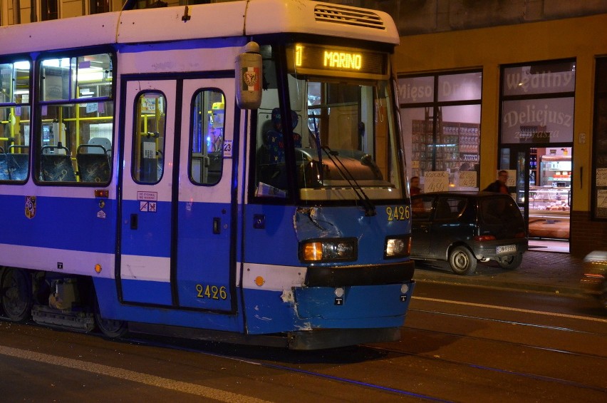 Wrocław: Wypadek na Sienkiewicza. Volkswagen zderzył się z tramwajem (ZDJĘCIA)