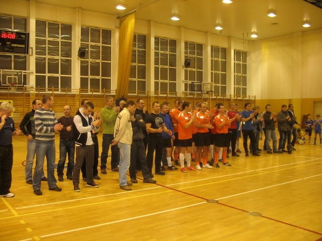 Drużyna z Kolbuszowej (pomarańczowe stroje) okazała się najlepsza w turnieju nauczycieli rozegranym w Przeworsku