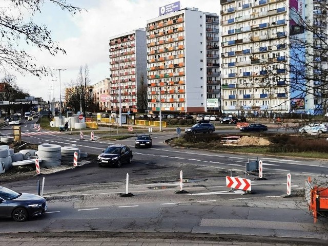 W przewiercie zostanie ułożona kanalizacja deszczowa. Prowadzenie prac w takiej technologii jest bardziej skomplikowane, ale korzystne dla zieleni, gdyż ogranicza działania sprzętu budowlanego w sąsiedztwie koron drzew.Prace na placu Niepodległości będą obejmowały budowę węzła torowego z połączeniem nowego odcinka torowiska w alei św. Jana Pawła II oraz przebudowę fragmentów istniejącego torowiska wzdłuż ulic Kraszewskiego i Czerwona Droga. By to zadanie zrealizować, niezbędne jest wprowadzenie zmian w organizacji ruchu drogowego. Od soboty, 15 lutego na samym placu i ulicy Kraszewskiego zostały wprowadzone kolejne zmiany w  organizacji ruchu drogowego. Kierowcy powinni zachować szczególną ostrożność, gdyż dotyczą one zmiany w pierwszeństwie przejazdu.Jak informuje Miejski Zarząd Dróg, w tym tygodniu drogowcy rozpoczną też przebudowę ulicy Popiełuszki na Bydgoskim Przedmieściu. Zobacz także: Prawdziwy kotlet schabowy w Toruniu: gdzie i za ile? Od 11 do 32 złPolecamy: Czym prywatnie i służbowo jeździ prezydent, marszałek i starosta? Zaglądamy do garaży władzy