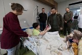 Prezydent Zełenski odwiedził szpital i podarował dzieciom osieroconym przez bomby Putina iPady