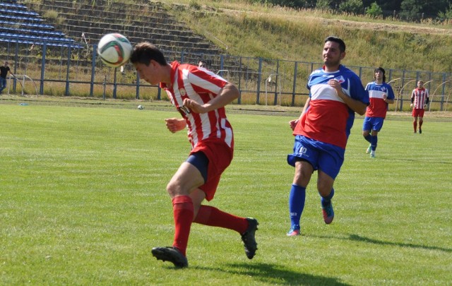 Konrad Paterek zdobywa właśnie pierwszego gola dla Pilicy Białobrzegi w meczu z Granatem w Skarżysku.