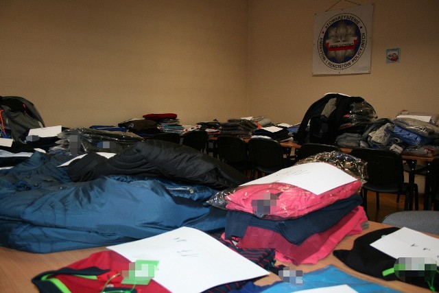 Aż 410 różnych ubrań z emblematami znanych marek sportowych policjanci znaleźli w jednym z wąbrzeskich sklepów.