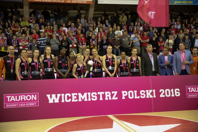 Artego Bydgoszcz - (nieco smutny) wicemistrz Polski sezonu 2015/2016 (stoją od lewej): Marcin Kaczocha, Elżbieta Międzik, Piotr Kulpeksza, Karina Szybała, Katarzyna Kocaj, Amisha Carter, Maurita Reid, Julie McBride, Martyna Koc, Karolina Puss, Aleksandra Pawlak, Darxia Morris, Edyta Faleńczyk, Tomasz Herkt, Waldemar Kotecki, Jarosław Kotewicz, Adam Piesik 