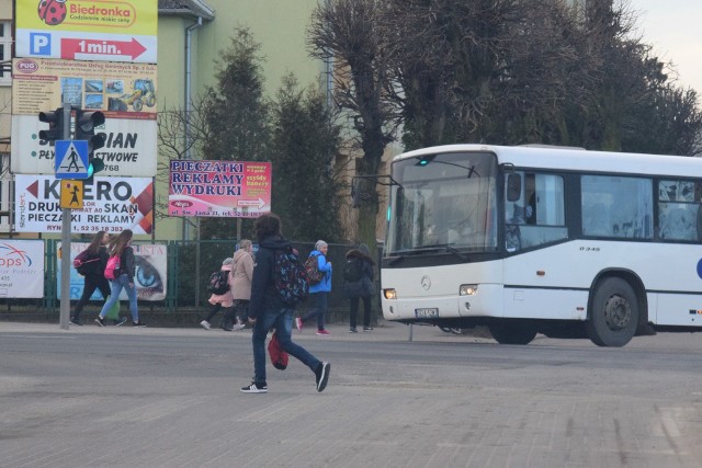 Dwukrotnie (w odstępie 8 dni) pod pakoską szkołą spotkaliśmy autobus - rocznik 2002