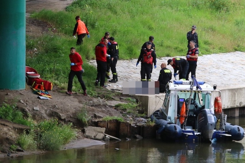 Ciało kobiety wyłowione z Odry przy moście Dmowskiego