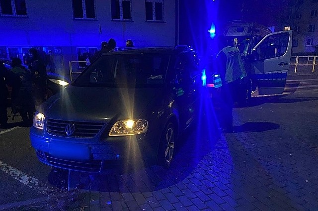 Na ulicy Kościuszki, ścigany kierowca zatrzymał pojazd i próbował uciec pieszo. Po chwili jednak był już w rękach funkcjonariuszy. 