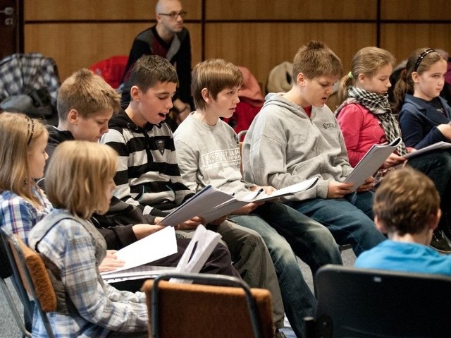 W Nowym Teatrze trwają próby do musicalu "The sound of music&#8221;. Dzieci i młodzież przygotowują się wokalnie. Niebawem wejdą na scenę.