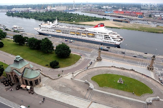 Do Szczecina wpłynął kolejny olbrzym - pełnomorski wycieczkowiec. To drugi i ostatni tak wielki statek, który przypłynął do Szczecina. Zobacz również: Ogromny wycieczkowiec przypłynął do Szczecina [zdjęcia]