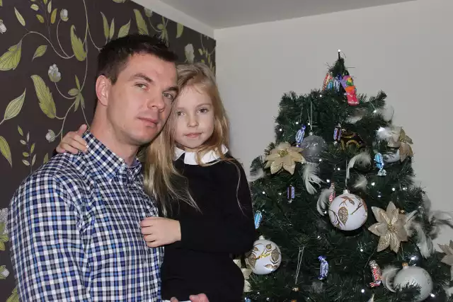Daniel ze swoją pięcioletnią córeczką Lenką już oczekują Wigilijnej gwiazdki