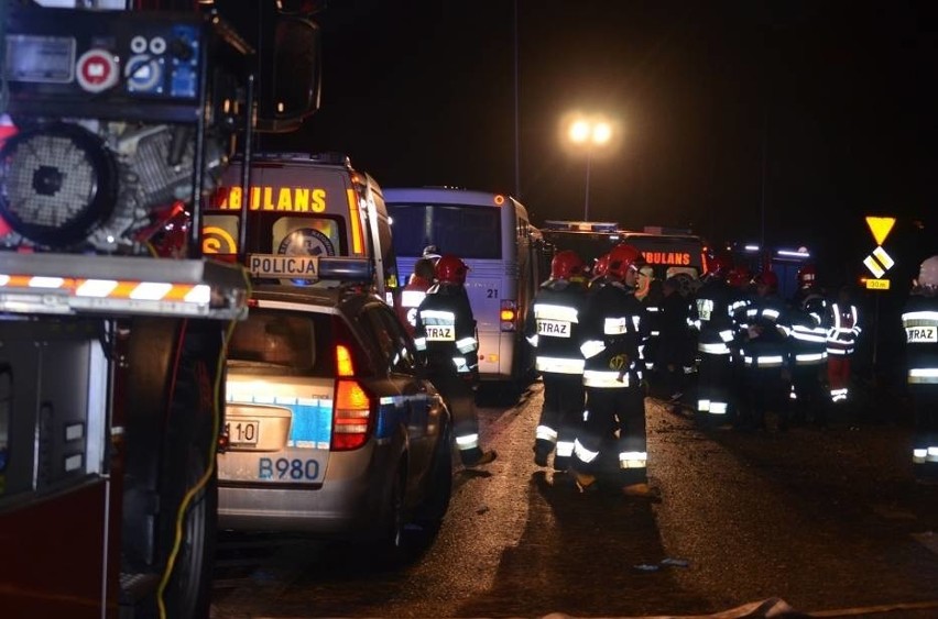 Wypadek autokaru na S3. Wycieczka wracała z jarmarku we Wrocławiu. Autobus przewrócił się na bok. Jedna osoba nie żyje, 24 zostały ranne
