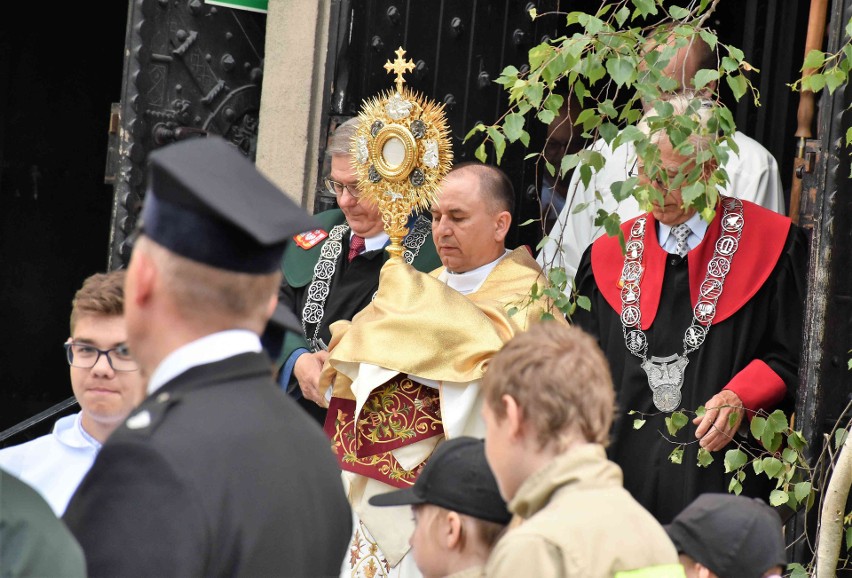 Miejska procesja Bożego Ciała ulicami Inowrocławia. Poprzedziła ją msza święta w kościele Zwiastowania NMP. Mamy zdjęcia