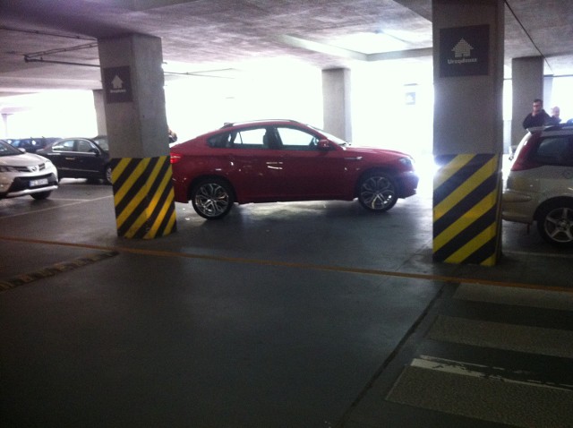 Autodrań na parkingu Castoramy w Zielonej Górze.