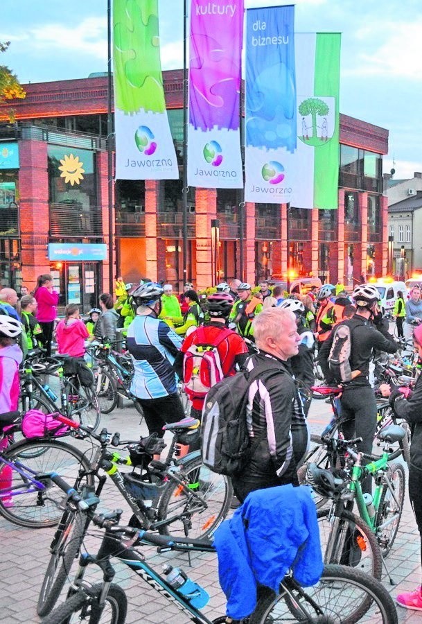 Popularność cyklicznego rajdu Night Biking w Jaworznie świadczy o tym, jak szybko w regionie przybywa rowerzystów