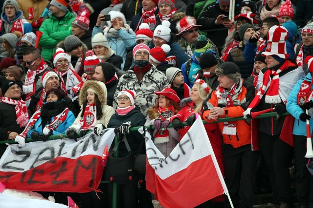 W ostatnich latach duża krytyka spada na kibiców, którzy na flagach umieszczają nazwy swoich miast.