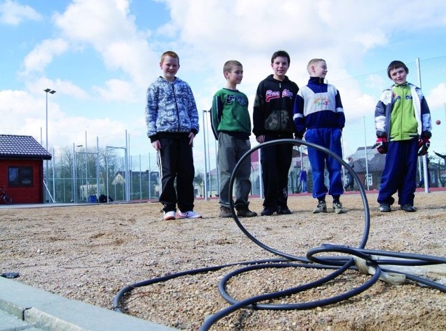 Do większych usterek na boisku przy ul. 11 Listopada w Grajewie można bez wątpienia zaliczyć wystający z ziemi kabel . Stwarza poważne niebezpieczeństwo dla dzieci.