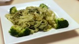 Lekki i zdrowy obiad. Przepis na makaron z brokułem i domowym pesto