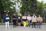 Cichy protest przeciw gwałtom na Ukrainie. W milczeniu stali przed konsulatem Federacji Rosyjskiej w Poznaniu