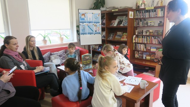 Gminna Biblioteka Publiczna w Kobylnicy, oprócz udostępniania księgozbioru,  prowadzi również szereg akcji edukacyjnych. Na zdjęciu: spotkanie dzieci z dentystką.